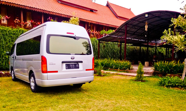 Traveling pacet Mojokerto Sewa-Mobil-dan-Rental-Hiace-di-Surabaya.jpg