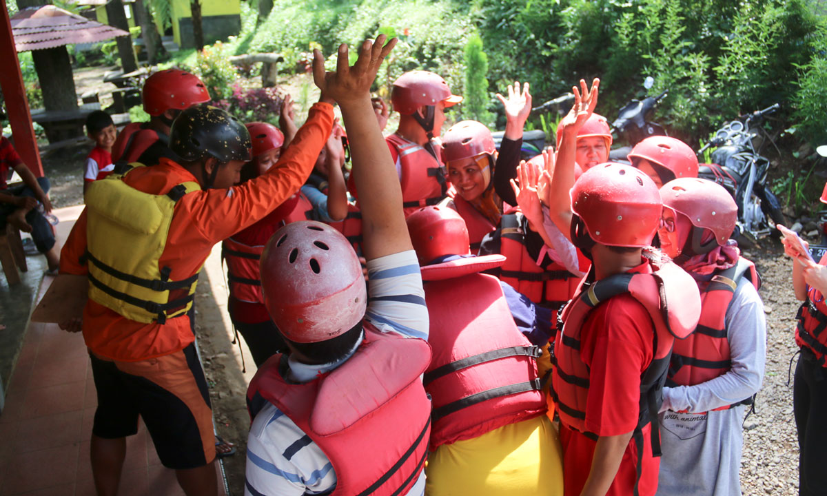 Alumni-Smara-91-Jember-jawa-timur-Indonesia-rafting-di-pacet