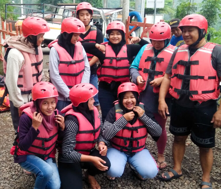 B.Warsi-Gresik-Plesiran-di-TOS-RAFTING-PACET-JAWA-TIMUR