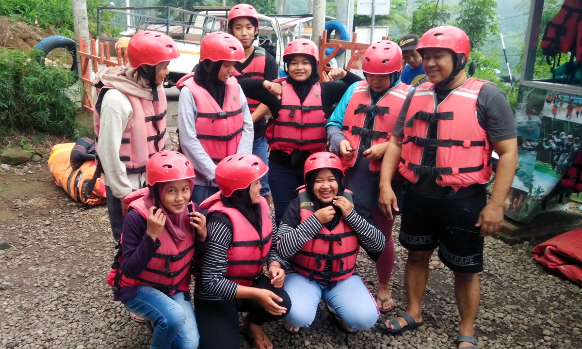 B.Warsi-Gresik-Plesiran-di-TOS-RAFTING-PACET-JAWA-TIMUR
