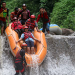 Guru-SD-Tegalsari-surabaya-Rafting-di-pacet-mojokerto-jawa-timur