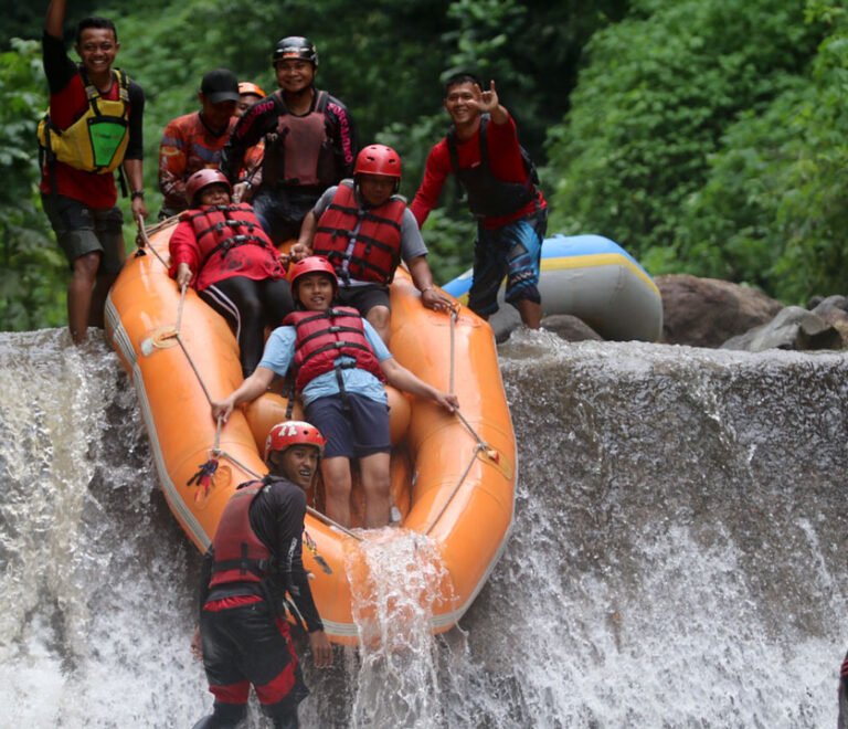 Guru-SD-Tegalsari-surabaya-Rafting-di-pacet-mojokerto-jawa-timur