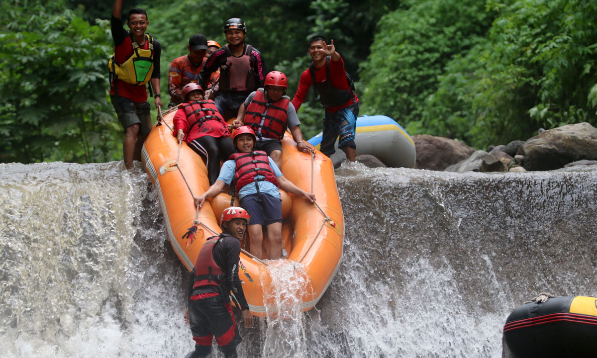 Guru-SD-Tegalsari-surabaya-Rafting-di-pacet-mojokerto-jawa-timur