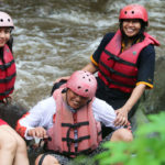 Keluarga-Pak-Ketut-dari-Bali-Rafting-di-pacet-mojokerto1