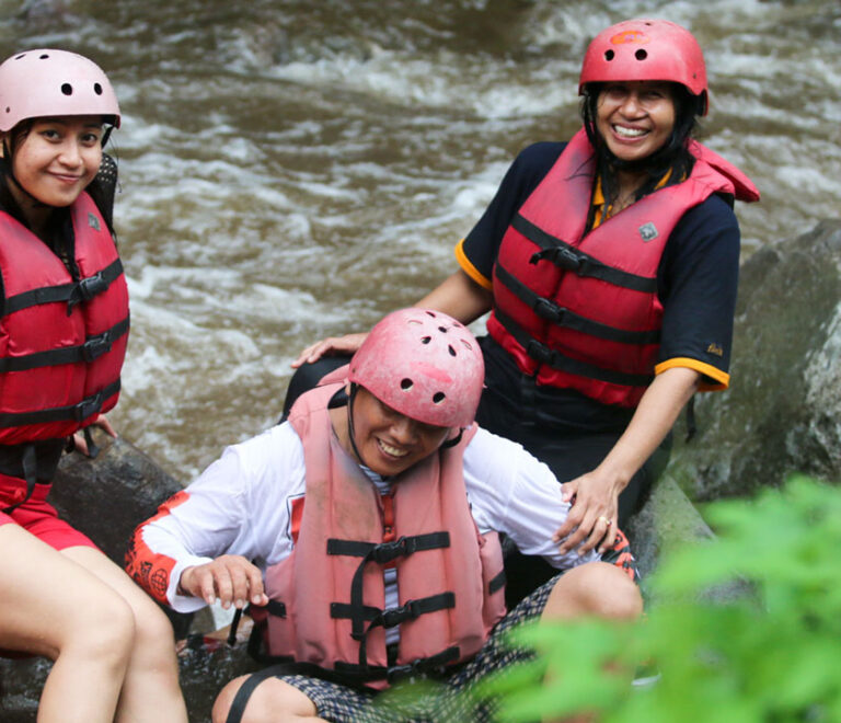 Keluarga-Pak-Ketut-dari-Bali-Rafting-di-pacet-mojokerto1