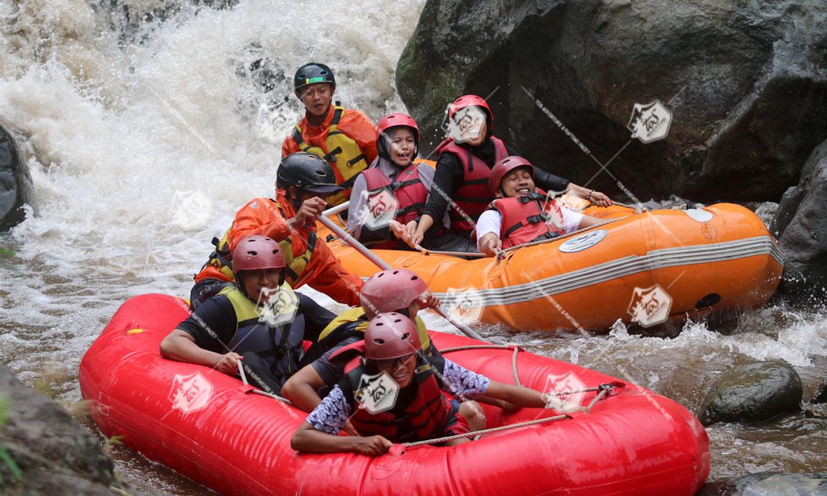 BMT-Bus-Lamongan-rafting-di-pacet-mojokerto-support-by-enter-provider