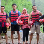 Tim-Hore-Porong-pelesiran-ke-Pacet-hillParimasPlay-house-spot-selfie-dan-rafting-di-pacet