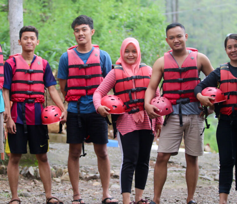 Tim-Hore-Porong-pelesiran-ke-Pacet-hillParimasPlay-house-spot-selfie-dan-rafting-di-pacet