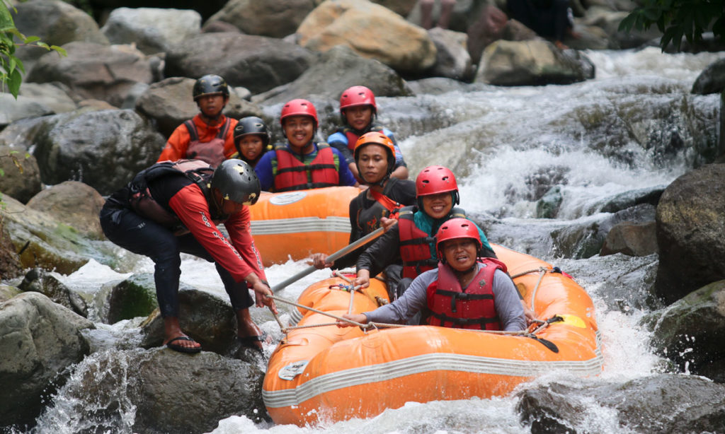 Arung Jeram Trip Arjuno Pacet: Merasakan Adrenalin di Sungai Kromong keluarga-B.yati-Prigen-rafting-di-pacet-mojokerto-jawa-timur1