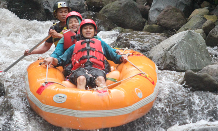Dosen-Akper-Widya-Husada-Semarang-rafting-di-pacet-Tos-adventure-mojokerto-jawa-timur-indonesia