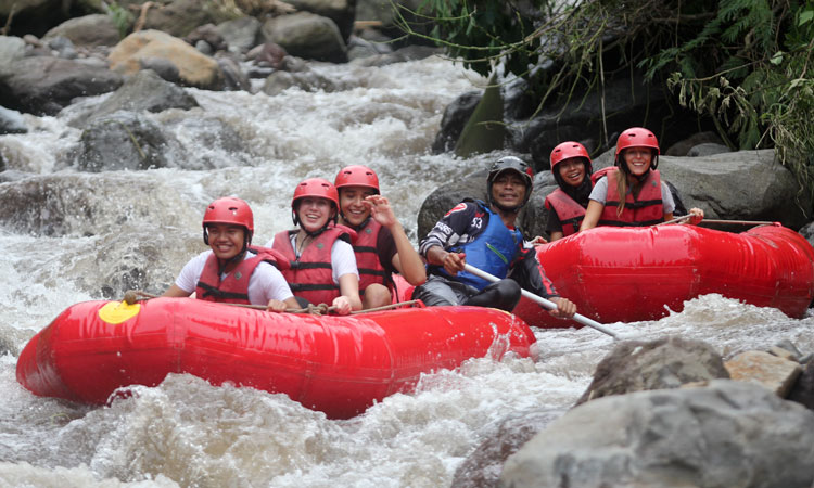 WISATAWAN-LUAR-NEGRI-RAFTING-DI-TOS-ADVENTURE-PADUSAN-PACET-MOJOKERTO-JATIM-INDONESIA
