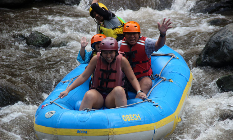 keluarga-pak-sugianto-surabaya-rafting-di-pacet-bersama-keluarga-tercinta