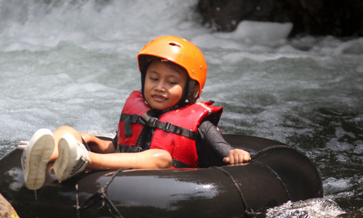 Batas Usia Arung Jeram wisata-water-tubing-kromong-pacet-mojokerto