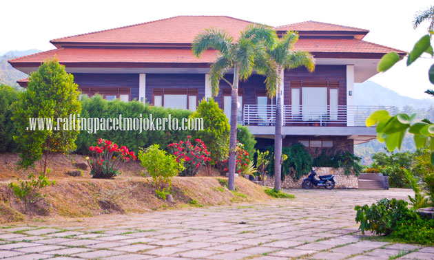 villa-agape-pacet-mojokerto-jawa-timur-private-pool.jpg