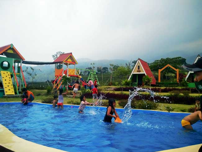 family-camp-pacet-glamping.jpg