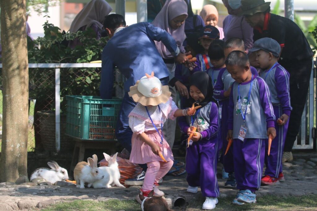 Outbound Anak Mojokerto di Taman Kelinci pacet
